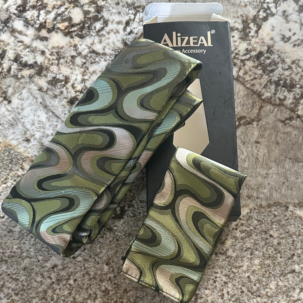 Alizeal Green and Black Patterned Tie Set